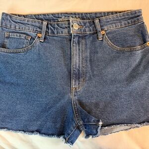 Wild Fable High Rise Mom Shorts Size 12 Medium Wash Raw Hem
